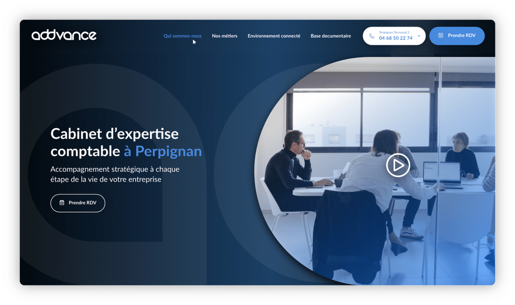 Site addvance : expertise comptable à Perpignan, équipe réunie en salle de réunion vitrée et lumineuse.